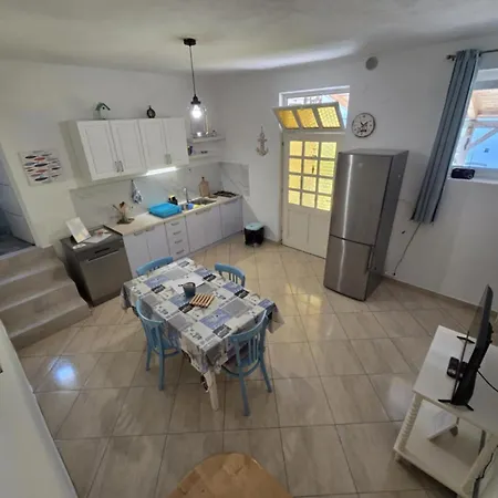 Semesterbostad House Lanterna Tkon